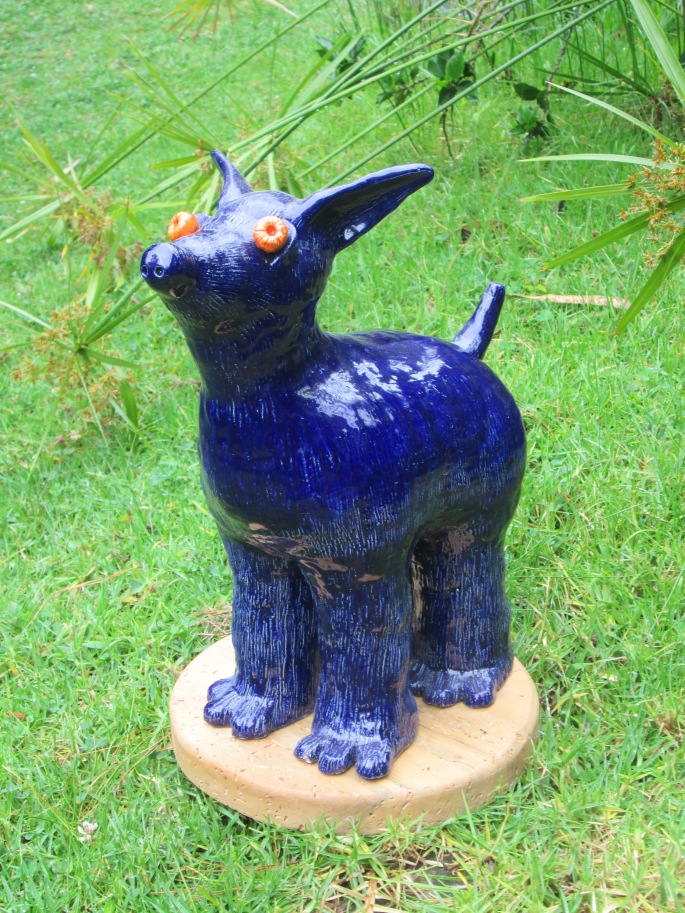 ojos de perro azul , Modelado en Cerámica, Gres y esmaltes de baja, oxido de cobalto, 40 x 40 cm, 2014 