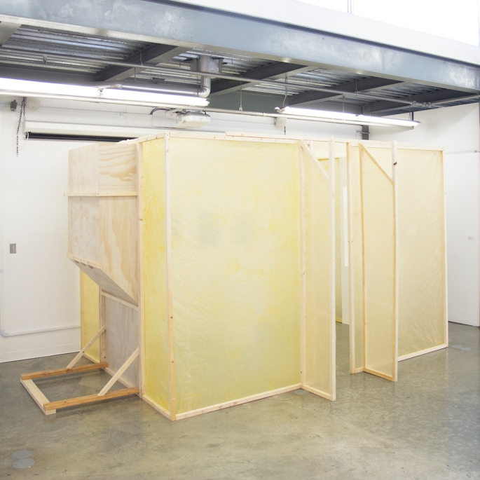 Amber Archive, 2015. (Instalación: Estructura de Madera, Plástico Aislante teñido a mano.) 3,5 x 4,5 m aprox. 