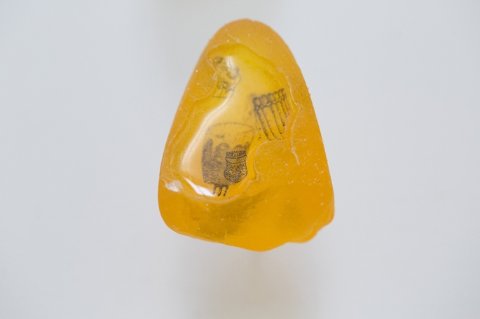 Amber Archive, 2015. (detalle de roca de resina con grabados en aguafuerte suspendidos.) 1 x 1 pulgada aprox. c/u
