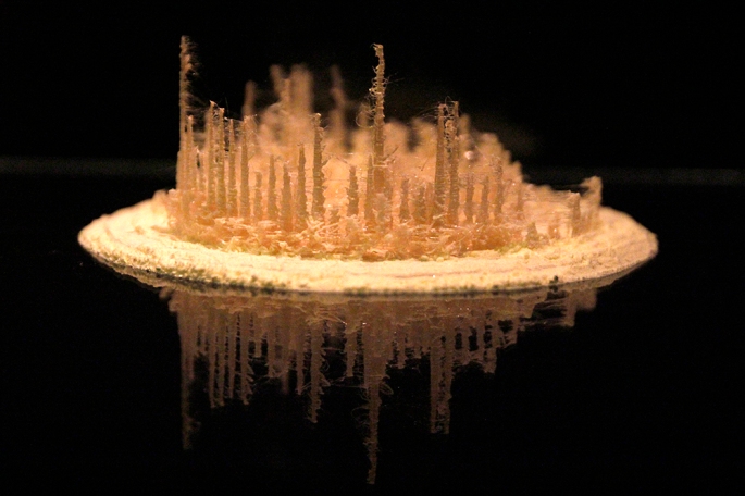 Título: Stornato Técnica: grabación del glaciar de un volcán activo convertida en una escultura de azufre y plástico Año: 2015 18 x 18 cm